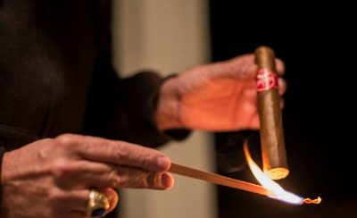 Châm xì gà bằng đóm hoặc diêm