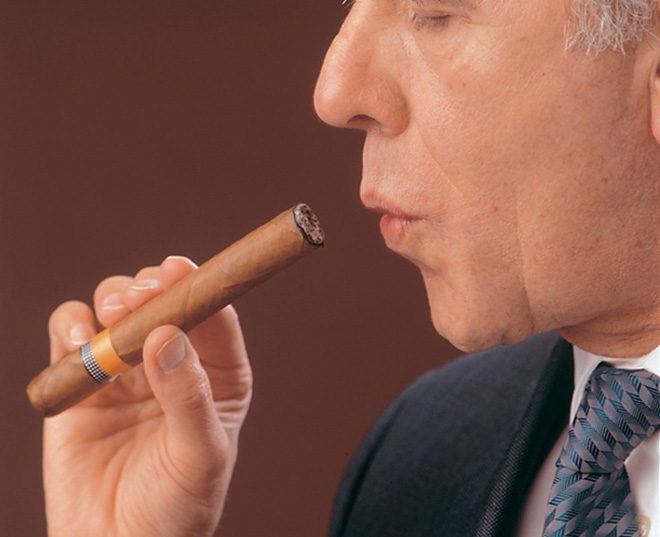 Thổi ngược lại vào phần châm để cháy đượm hơn