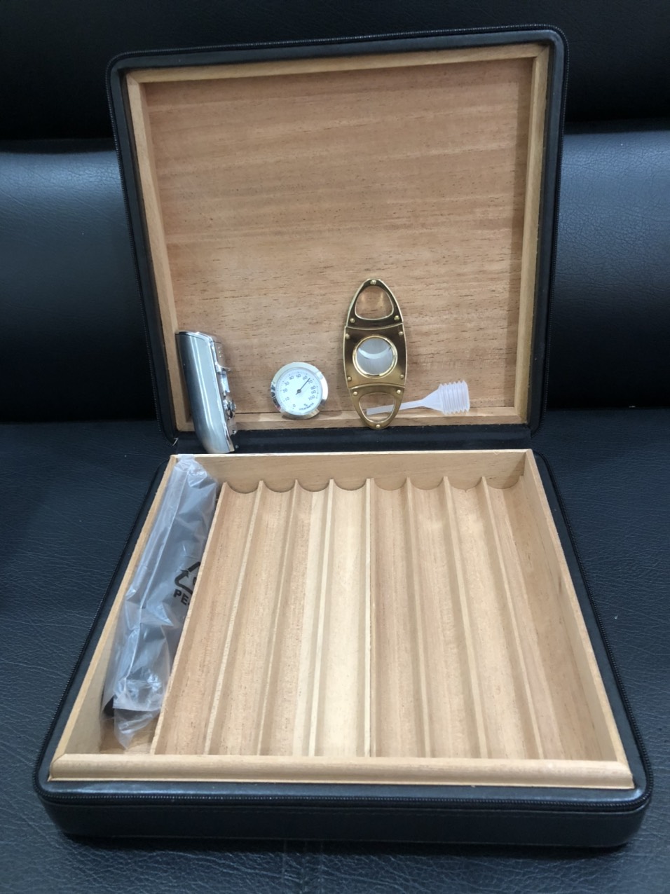 Clutch 8 điếu xì gà bọc da kèm dao khò